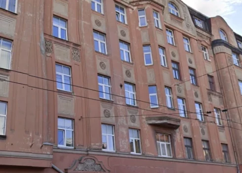 Два здания в центре Риги признали деградирующими среду