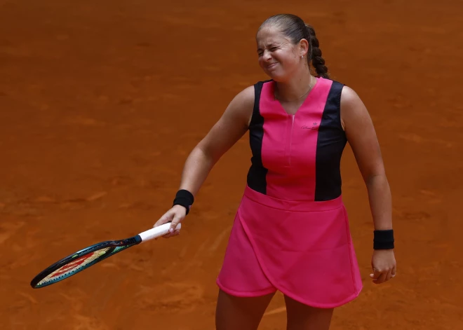 Ostapenko Madrides turnīra astotdaļfinālā pārliecinošs zaudējums pret Āfrikas labāko tenisisti