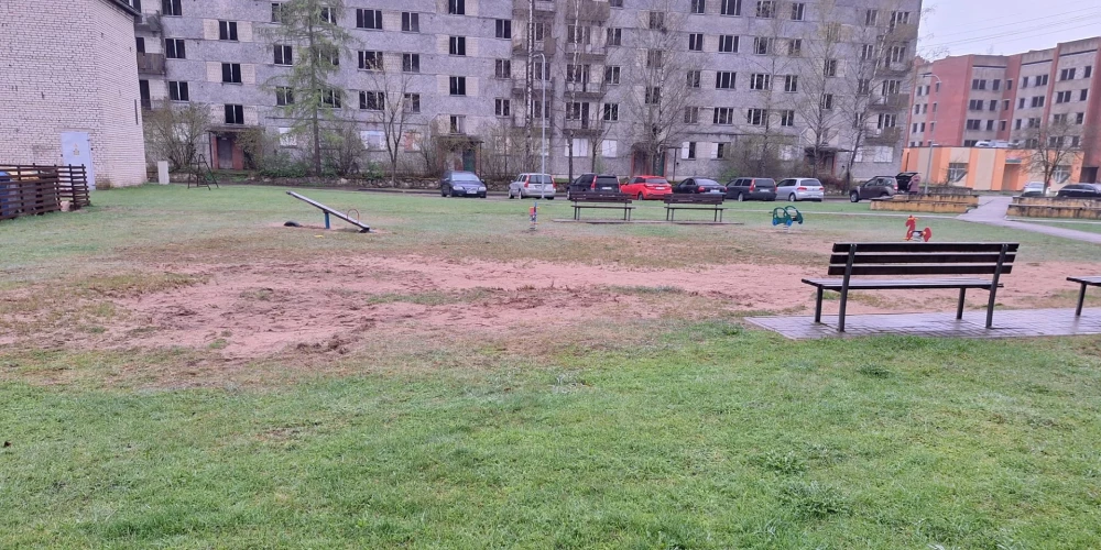 Daudzstāvu mājas pagalms Līvānos, kur kādreiz bija bēŗnu rotaļu laukums