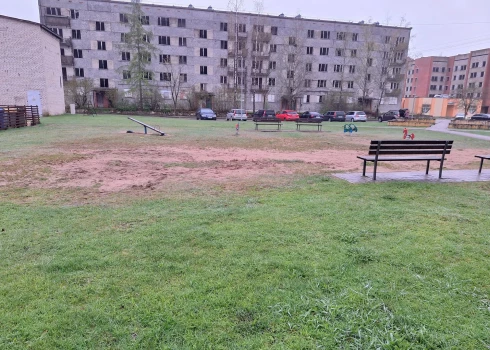 Daudzstāvu mājas pagalms Līvānos, kur kādreiz bija bēŗnu rotaļu laukums