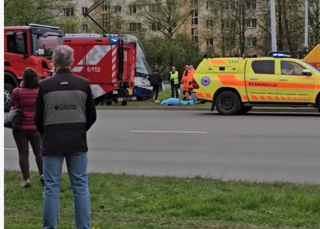 ВИДЕО: очевидцы сообщают, что в Иманте трамвай насмерть сбил женщину
