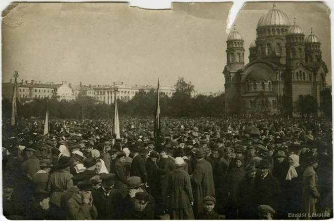 Atzīmēt Latvijas Satversmes sapulces sanākšanas pirmo dienu 1920. gada maijā Rīgā, Esplanādes laukumā, sanāca tūkstošu tūkstošiem jaundibinātās Latvijas Republikas pilsoņu.