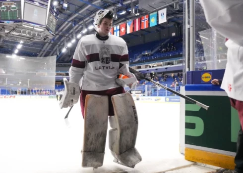 Latvijas U-18 hokejisti pasaules čempionātā piedzīvo zaudējumu un balansē uz robežas, lai iekļūtu ceturtdaļfinālā