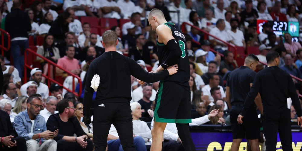Kristaps Porziņģis dodas uz ģērbtuvēm pēc kājas ikra sastiepuma.