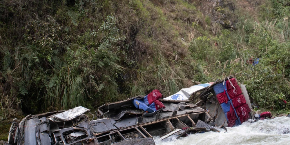 Peru autobusa avārijā bojā gājuši 25 cilvēki