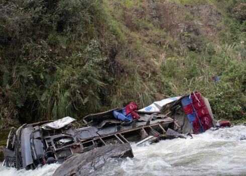 Peru autobusa avārijā bojā gājuši 25 cilvēki