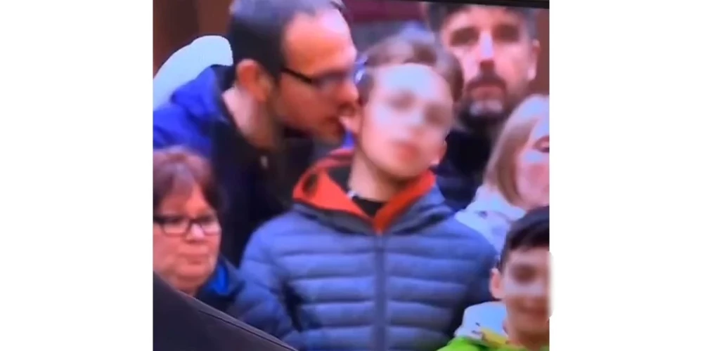 В Англии полицию заинтересовало видео, на котором мужчина кусает мальчика за ухо