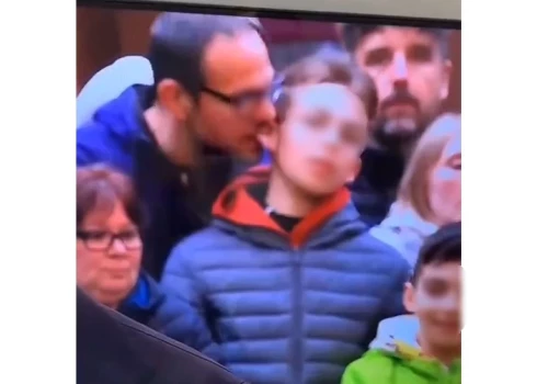 В Англии полицию заинтересовало видео, на котором мужчина кусает мальчика за ухо