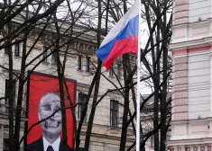 Ārlietu ministrija vēršas policijā par Ukrainas atbalstītāju, kurš "iespējams" bojājis Krievijas vēstniecību Rīgā
