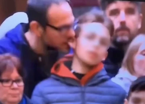 Anglijā policiju ieinteresē snūkera pasaules čempionāta video, kurā vīrietis iekož zēnam ausī