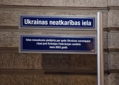 Полиция расследует повреждение таблички посольства РФ на улице Независимости Украины