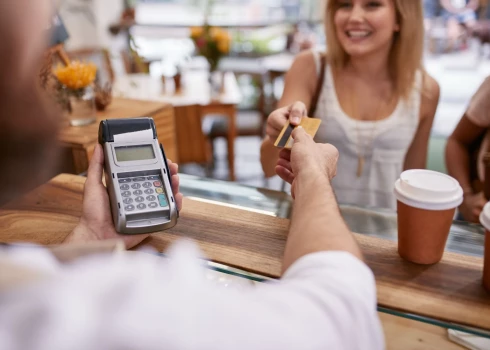 Maksājumi ar karti.