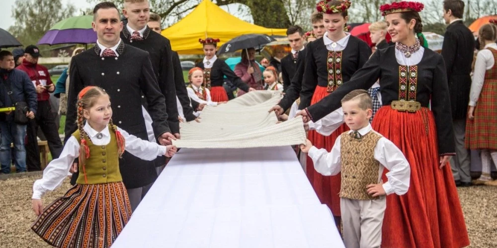 Tradīcijai 4. maija svētkus dēvēt arī par Baltā galdauta svētkiem ir tikai astoņus gadus sena tradīcija.