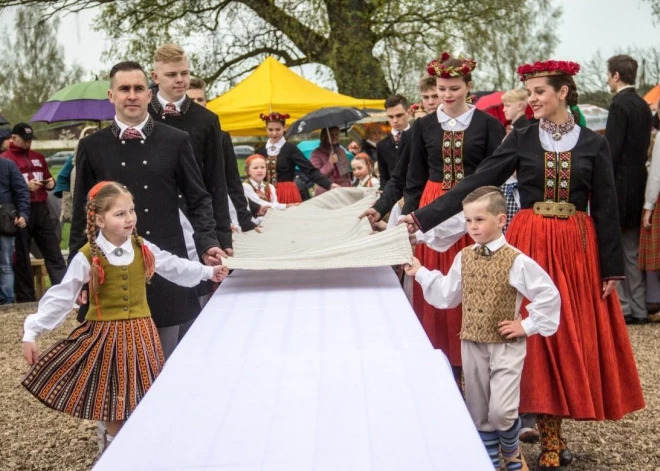 Cilvēki "šūmējas": kāpēc 4. maiju dēvējam par Baltā galdauta svētkiem, kas kopīgs Neatkarības deklarācijai ar sēdēšanu pie viena galda?