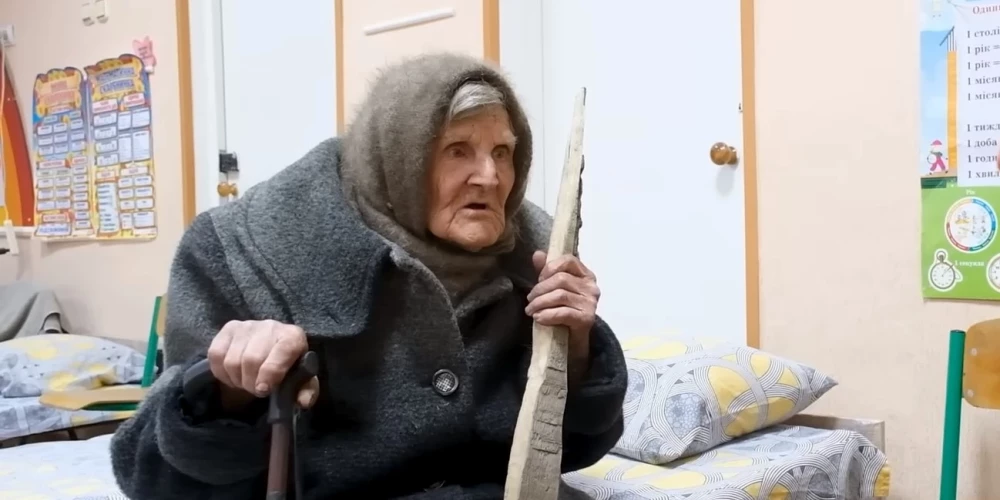 97-летняя украинка шла пешком целый день, не имея еды и воды.