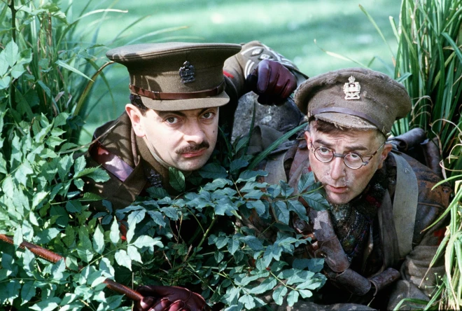 Rovans Atkinsons (Edmunds) un Tonijs Robinsons (Boldriks) seriālā “Melnā čūska”.