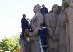 FOTO: Ukraina demontē pieminekli, kas simbolizē tās sadraudzību ar Krieviju