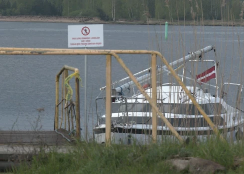 Возле яхт-клуба в Даугаве обнаружено тело мужчины; обстоятельства смерти весьма туманны