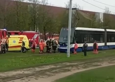 VIDEO: Imantā tramvajs nāvējoši notriecis sievieti, kura šķērsoja sliedes neatļautā vietā