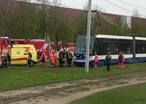 VIDEO: Imantā tramvajs nāvējoši notriecis sievieti, kura šķērsoja sliedes neatļautā vietā