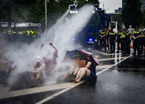 Латвийская полиция отремонтировала водомет для разгона людей