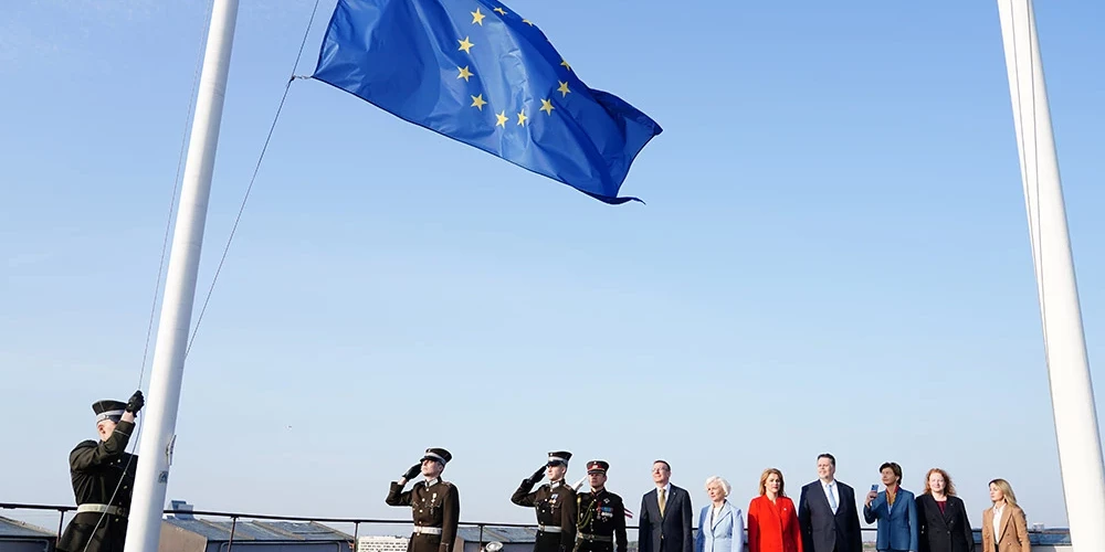 Svinīgā godasardzes ceremonija un ES karoga pacelšana Rīgas pils Svētā Gara tornī.