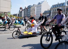 Ērmoti velosipēdi un spilgti tērpi, Rīgā norit tradicionālais "Kritiskās masas" velobrauciens