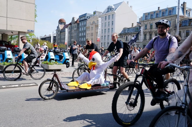 Rīgā vairāki simti velobraucēju devās tradicionālajā "Kritiskās masas" velobraucienā