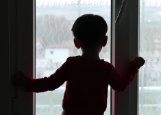 В Даугавпилсе ребенок выпал из окна жилого дома - мать была пьяна