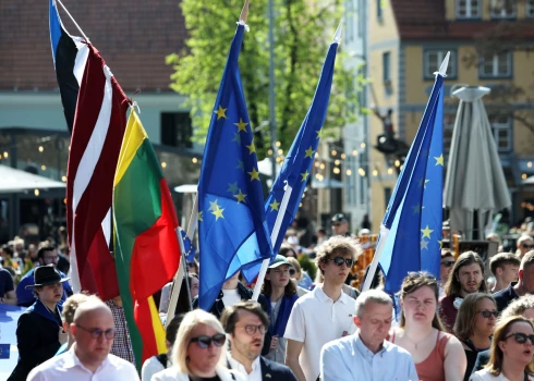 ФОТО: церемонии, инсталляции, концерты и флешмоб - как в Латвии отметили 20-летие вступления в ЕС