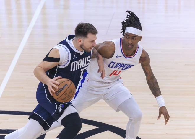 "Mavericks" grauj "Clippers" un pietuvojas otrajai kārtai