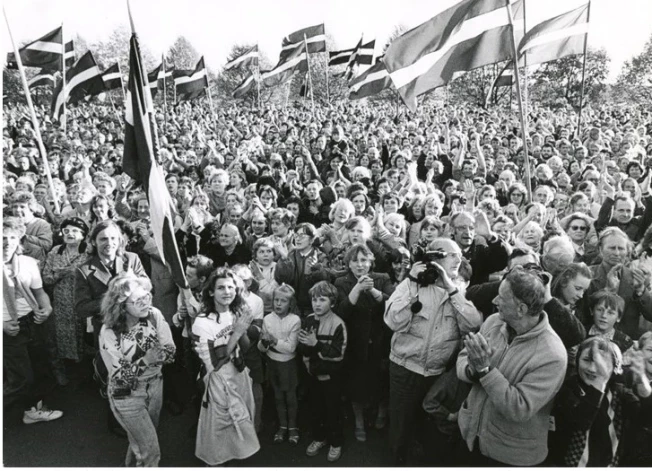 1990. gada 4. maijā desmitiem tūkstošu demonstrantu pulcējās, lai līksmotu par Latvijas PSR galu un Latvijas Republikas tapšanu.