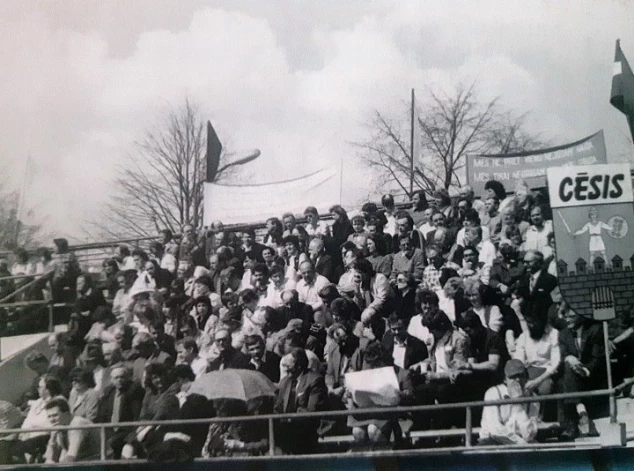 1990. gada 21. aprīlī – vairāk nekā 8000 pašvaldību deputāti no visas Latvijas pulcējās Daugavas stadionā Rīgā, lai Augstākajai Padomei dotu mandātu balsot par Neatkarības deklarāciju.