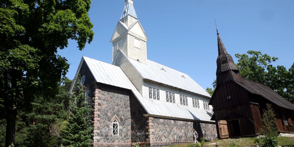 Roņu sala jeb Ruhnu (igauņu: Ruhnu, zviedru: Runö — nosaukums tiek saistīts ar skandināvu rūnām) ir Igaunijai piederoša sala Rīgas līcī. Sala ietilpst Sāremā apriņķī, kur tā veido atsevišķu Ruhnu pagastu.