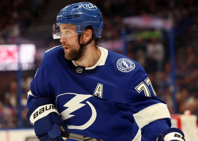 Zviedri turpina bruņoties. Latvijas pretiniecei pasaules čempionātā palīdzēs arī 2020. gada Stenlija kausa vērtīgākais spēlētājs