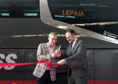 Владелец Lux Express Хуго Осула (слева) и министр сообщения Каспар Бришкенс принимают участие в открытии коммерческого пассажирского сообщения Lux Express по маршруту Лиепая-Рига на Рижском международном автовокзале.