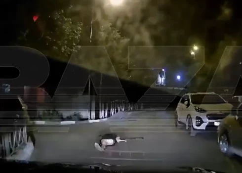 VIDEO: vienkājaina dāma cenšas inscenēt satiksmes negadījumu