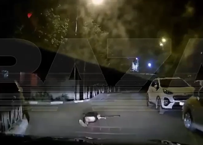 VIDEO: vienkājaina dāma cenšas inscenēt satiksmes negadījumu