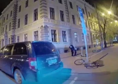 VIDEO: pašvaldības policisti Vecrīgā noķer velosipēda zagli
