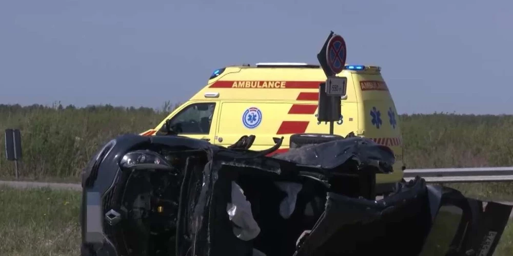 О ремнях безопасности все забыли: в автокатастрофе возле Олайне погиб человек, двое получили травмы
