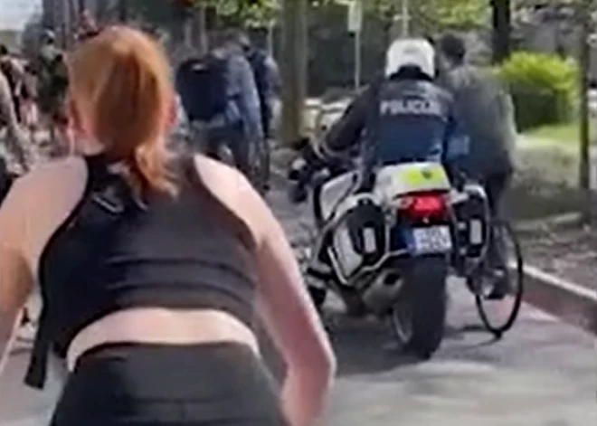 Policists mēģina apturēt "Kritiskās masas" velobrauciena dalībnieku (ekrānuzņēmums no video)