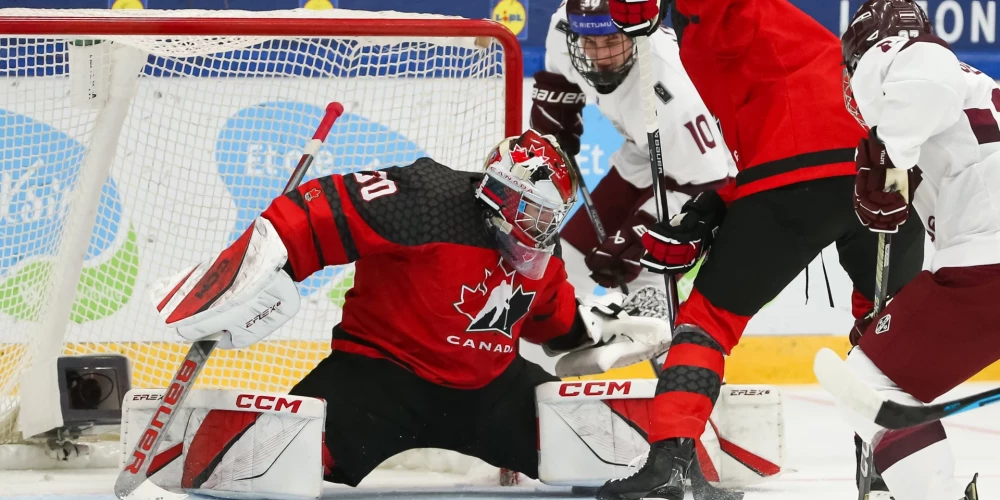 Latvijas U-18 hokejisti cīnās pret Kanādu (foto: "Hockey Canada" / "X")