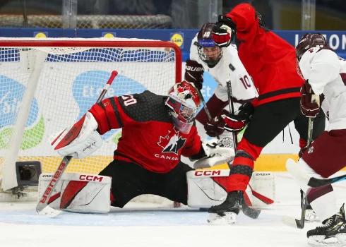 Cīnījās godam, bet pretinieki bija pārāki — Latvijas U-18 hokejisti pasaules čempionāta ceturtdaļfinālā piekāpjas Kanādai