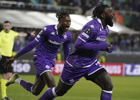 "Fiorentina" un "Olympiacos" svin uzvaras pirmajās UEFA Konferences līgas pusfināla spēlēs