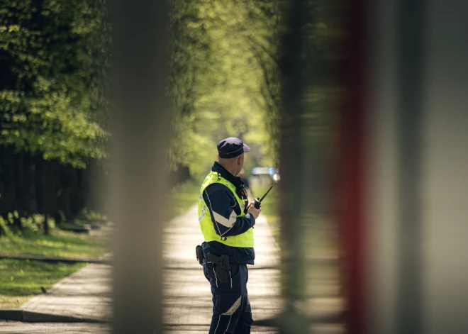 Rēzeknē pie nojauktā "Aļošas" pieminekļa policija notver vīrieti, kurš uzstājīgi pie tā nesa neļķes