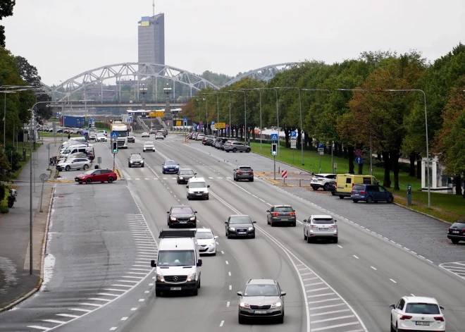 "Skrējējus" brīdina pa telefonu - kā auto iznomātāji cīnās ar pārgalvjiem pie stūres?