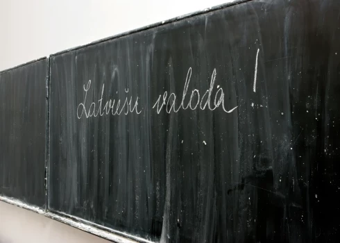 Первым делом - латышский: дети украинских беженцев больше не смогут учиться удаленно