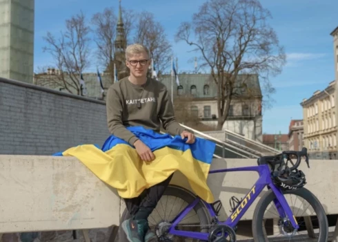 "Es to izdarīju!" Igaunijas parlamenta deputāts velobraucienā no Tallinas uz Kijivu Ukrainas armijai savācis iespaidīgu summu