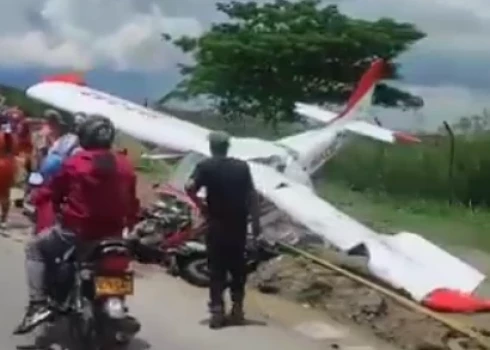 VIDEO: Kolumbijā lidmašīna veic avārijas nosēšanos uz šosejas un notriec motociklistu