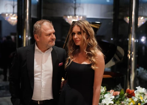 Kristīne Jelinska ar Oļegu Fiļu, aizvadītā gada nogalē apmeklējot smalkas svinības mākslas galerijā "Ola Foundation".